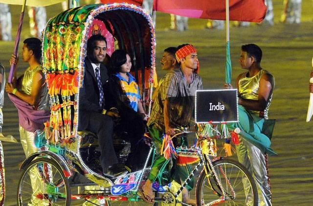 Dhoni on Rickshaw Ride at Opening Ceremony