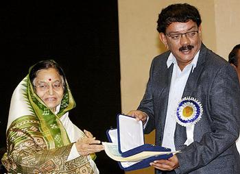 Priyadarshan receives his national award from Pratibha Patil